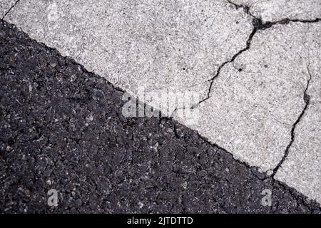 Nahaufnahme der Risse auf der Oberfläche von Road Line lackiert Stockfoto