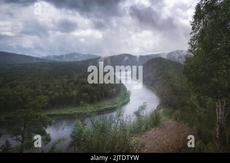Nebliger Morgen in einer hügeligen Tallandschaft Fluss, atmosphärische Stimmung. Stockfoto
