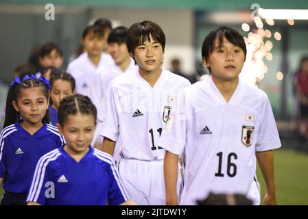 SAN JOSE, Costa Rica: Japanische Spieler treten vor dem Finalspiel zwischen Spanien und Japan für die Champions-Trophäe bei der FIFA U-20 auf dem Spielfeld ein Stockfoto