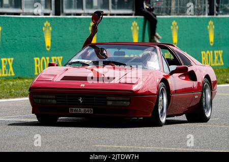 Francorchamps, Mezzolombardo, Belgien. 28. August 2022. Der spanische Fahrer CARLOS SAINZ (Scuderia Ferrari) während der Pilotenparade des 2022 FIA Formel 1 Grand Prix von Belgien auf dem Circuit de Spa-Francorchamps in Francorchamps, Belgien. (Bild: © Daisy Facinelli/ZUMA Press Wire) Stockfoto