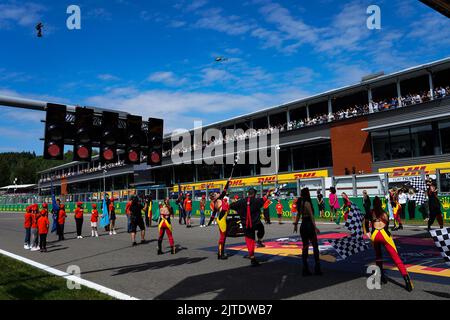 Francorchamps, Mezzolombardo, Belgien. 28. August 2022. Präsentation mit fliegendem Mann ZAPATA vom 2022 FIA Formel 1 Grand Prix von Belgien auf dem Circuit de Spa-Francorchamps in Francorchamps, Belgien. (Bild: © Daisy Facinelli/ZUMA Press Wire) Stockfoto