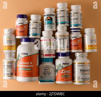 Vitamine, Mineralstoffe und Mikronährstoffe aus iHerb. Viele verschiedene Gläser. Biologisch aktive Lebensmittelzusatzstoffe. Nahrungsergänzungsmittel Set online kaufen. Medikamente für die Gesundheit. Kiew, Ukraine - 13. Juli 2022 Stockfoto