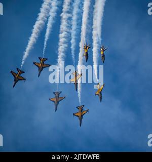 8 T-50B-Flugzeuge des Air Force Aerobatic Teams der Republik Korea, die Black Eagles, führen ein Manöver mit Rauch auf der RIAT 2022 durch. Stockfoto