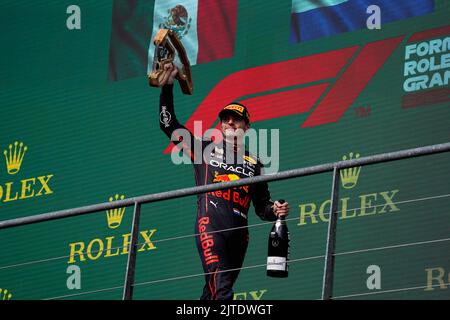 Francorchamps, Mezzolombardo, Belgien. 28. August 2022. Der Niederländer MAX VERSTAPPEN (Red Bull Racing) feiert auf dem Circuit de Spa-Francorchamps in Francorchamps, Belgien, das Podium des 2022 FIA Formel 1 Grand Prix in Belgien. (Bild: © Daisy Facinelli/ZUMA Press Wire) Stockfoto