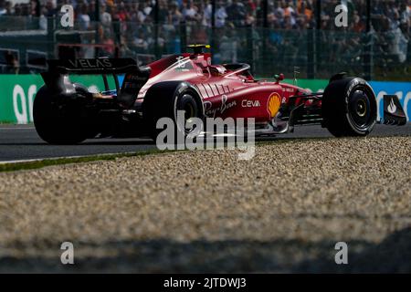 Francorchamps, Mezzolombardo, Belgien. 28. August 2022. Der spanische Fahrer CARLOS SAINZ JR (Scuderia Ferrari) fuhr während des Grand Prix der FIA Formel 1 in Belgien 2022 auf dem Circuit de Spa-Francorchamps in Francorchamps, Belgien. (Bild: © Daisy Facinelli/ZUMA Press Wire) Stockfoto