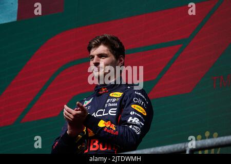 Francorchamps, Mezzolombardo, Belgien. 28. August 2022. Der Niederländer MAX VERSTAPPEN (Red Bull Racing) auf dem Podium des Grand Prix der FIA Formel 1 in Belgien 2022 auf dem Circuit de Spa-Francorchamps in Francorchamps, Belgien. (Bild: © Daisy Facinelli/ZUMA Press Wire) Stockfoto