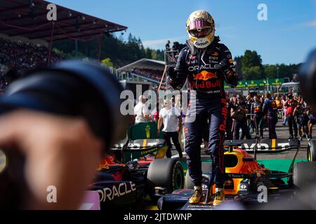 Francorchamps, Mezzolombardo, Belgien. 28. August 2022. Der Niederländer MAX VERSTAPPEN (Red Bull Racing) feiert den Sieg des Grand Prix der FIA Formel 1 in Belgien 2022 auf dem Circuit de Spa-Francorchamps in Francorchamps, Belgien. (Bild: © Daisy Facinelli/ZUMA Press Wire) Stockfoto