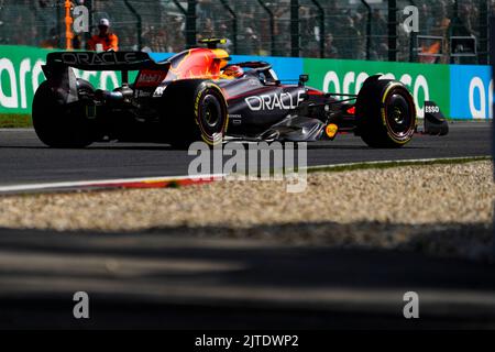 Francorchamps, Mezzolombardo, Belgien. 28. August 2022. Der mexikanische Fahrer SERGIO PEREZ (Red Bull Racing) fährt während des Grand Prix der FIA Formel 1 in Belgien 2022 auf dem Circuit de Spa-Francorchamps in Francorchamps, Belgien. (Bild: © Daisy Facinelli/ZUMA Press Wire) Stockfoto