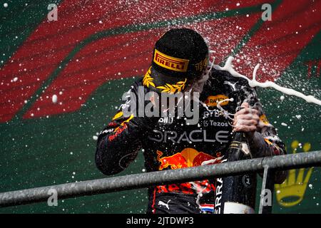 Francorchamps, Mezzolombardo, Belgien. 28. August 2022. Der Niederländer MAX VERSTAPPEN (Red Bull Racing) feiert auf dem Circuit de Spa-Francorchamps in Francorchamps, Belgien, das Podium des 2022 FIA Formel 1 Grand Prix in Belgien. (Bild: © Daisy Facinelli/ZUMA Press Wire) Stockfoto