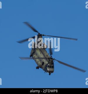 Boeing CH-47 Chinook Helikopter, der am 16. Juli 2022 auf der Royal International Air Tattoo im RAF Fairford, Gloucestershire, Großbritannien, auftritt. Stockfoto