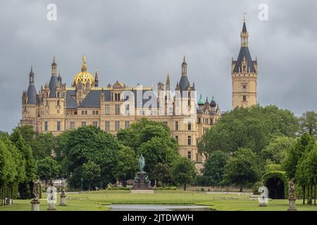 Fernansicht vom Schweriner Schloss, vom anderen Ende des Burgsee gesehen Stockfoto