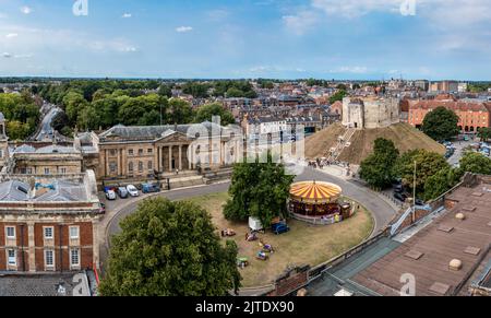 YORK, GROSSBRITANNIEN - 28. AUGUST 2022. Eine Luftaufnahme von Clifford's Tower und dem Castle Museum neben der alten Architektur der Law Courts in York. Stockfoto