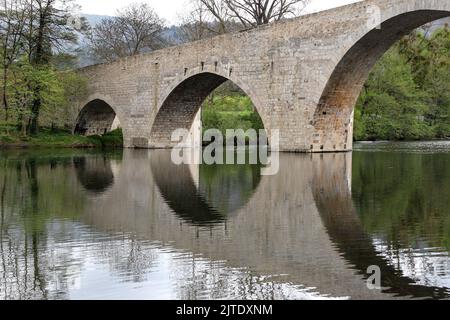 Die Pont de Quezac spiegelt sich im Fluss Tarn, Gorges du Tarn, Causses, Frankreich, EU wider Stockfoto