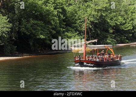 Ein traditionelles Flachbodenboot, bekannt als Gabares auf der Dordogne, La Roque Gageac, Dordogne, Périgord, Aquitaine, Frankreich Stockfoto