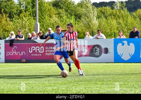 JUNGFERNBURG, DURHAM, Großbritannien – 21 2022. AUGUST: Sunderland Women Forward Emily Scarr schützt den Ball vor Sarah Robson aus Durham. Stockfoto