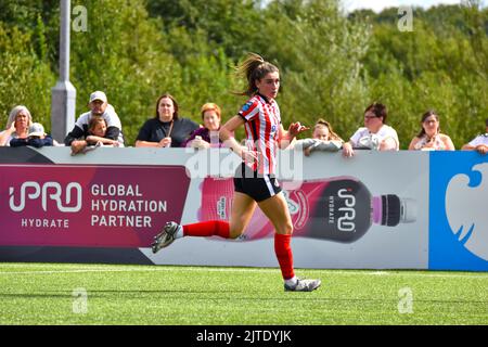 MÄDCHENBURG, DURHAM, Großbritannien – 21 2022. AUGUST: Sunderland Women Forward Emily Scarr im Kampf gegen Durham im Wear Derby. Stockfoto