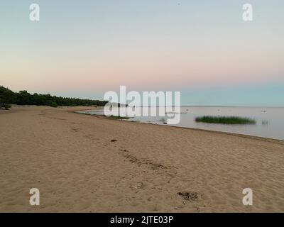 Wunderschöner Strand und Sonnenuntergang an der Bucht Stockfoto