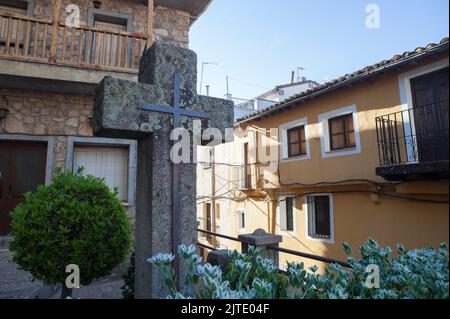 Granitkreuz in der Architektur von Losar de la Vera. Caceres, Extremadura, Spanien Stockfoto