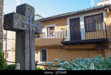 Granitkreuz in der Architektur von Losar de la Vera. Caceres, Extremadura, Spanien Stockfoto