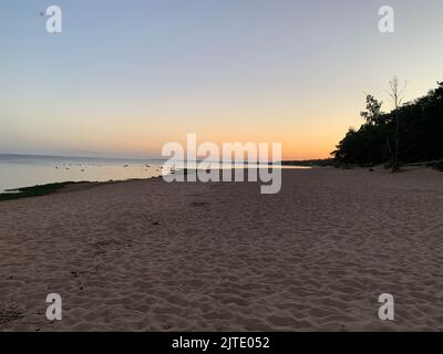 Wunderschöner Strand und Sonnenuntergang an der Bucht Stockfoto