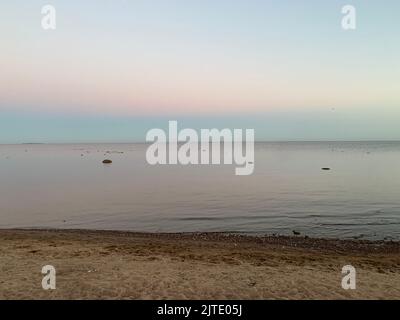 Wunderschöner Strand und Sonnenuntergang an der Bucht Stockfoto