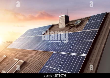 Dach eines nachhaltigen Familienhauses mit Photovoltaik-Anlage Stockfoto