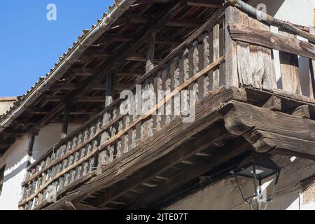 Alter Holzbalkon in der Architektur von Losar de la Vera. Caceres, Extremadura, Spanien Stockfoto