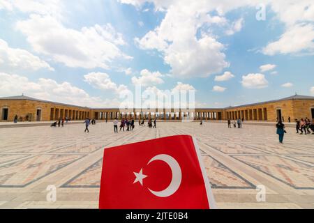 Türkische Flagge und Anitkabir mit bewölktem Himmel. Nationale Tage der Türkei Hintergrundbild. 29.. oktober tag der republik oder 29 ekim cumhuriyet bayrami Konzept. Stockfoto