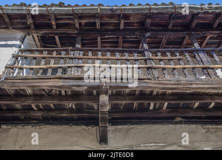 Alter Holzbalkon in der Architektur von Losar de la Vera. Caceres, Extremadura, Spanien Stockfoto