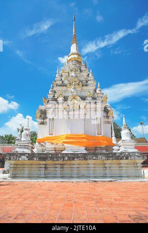 Die berühmte Pagode Phra Borommathat Chaiya im Wat Phra Borommathat Chaiya Ratchaworawihan Tempel im Chaiya Bezirk, Surat Thani Provinz, Thailand. Stockfoto