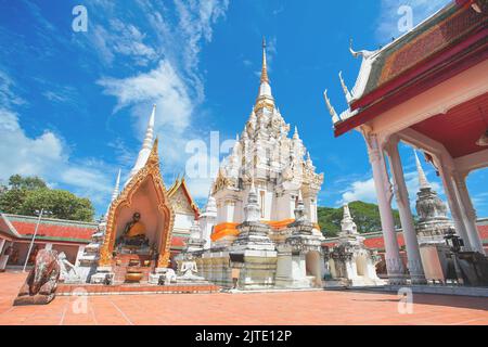 Die berühmte Pagode Phra Borommathat Chaiya im Wat Phra Borommathat Chaiya Ratchaworawihan Tempel im Chaiya Bezirk, Surat Thani Provinz, Thailand. Stockfoto