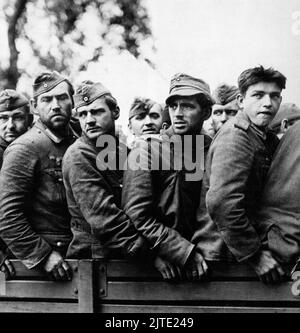 Ein Vintage-Foto um September 1944, das deutsche Kriegsgefangene der deutschen Fallschirmdivision 2. zeigt, nachdem sie während der Schlacht um Brest im 2. Weltkrieg gefangen genommen wurden. Stockfoto