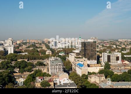 10. September 2021 . Odessa, Ukraine. Luftaufnahme der Stadt Odessa, Dächer, Infrastruktur. Stockfoto