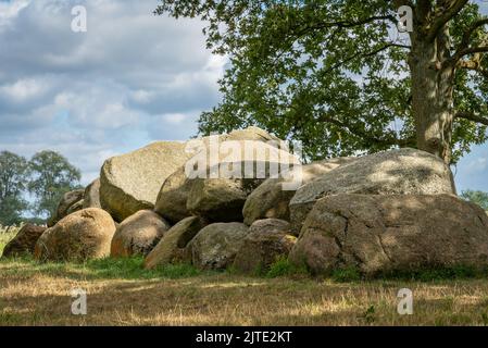 Dolmen D16, auf niederländisch „gebeugt“ genannt, in dem Dorf Balloo, Provinz Drenthe, Niederlande Stockfoto