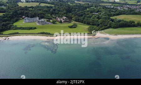 Blick aus der Vogelperspektive auf den grünen Strand von Crawfordsburn in Ulster, Nordirland Stockfoto