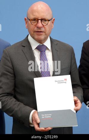 Berlin, Deutschland. 30. August 2022. Marcus Lewe, Präsident des Deutschen Städtebundes, stellt im Rahmen einer Pressekonferenz im Haus der Bundespressekonferenz des Deutschen Städtebundes Studien zum Energiesparen und zur Versorgungssicherheit in Städten vor. Quelle: Wolfgang Kumm/dpa/Alamy Live News Stockfoto