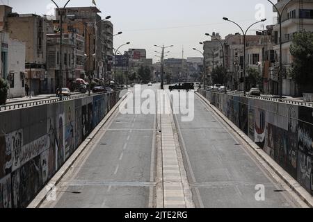 Bagdad, Irak. 30. August 2022. Ein Blick auf eine fast wüstenartige Straße während einer landesweiten Ausgangssperre, die das irakische Militär als Reaktion auf anhaltende gewalttätige Proteste verhängt hat. Quelle: Ameer Al-Mohammedawi/dpa/Alamy Live News Stockfoto