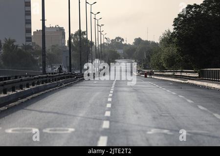 Bagdad, Irak. 30. August 2022. Ein Blick auf eine fast wüstenartige Straße während einer landesweiten Ausgangssperre, die das irakische Militär als Reaktion auf anhaltende gewalttätige Proteste verhängt hat. Quelle: Ameer Al-Mohammedawi/dpa/Alamy Live News Stockfoto