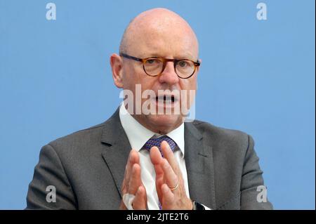 Berlin, Deutschland. 30. August 2022. Marcus Lewe, Präsident des Deutschen Städtebundes, stellt im Rahmen einer Pressekonferenz im Haus der Bundespressekonferenz des Deutschen Städtebundes Studien zum Energiesparen und zur Versorgungssicherheit in Städten vor. Quelle: Wolfgang Kumm/dpa/Alamy Live News Stockfoto