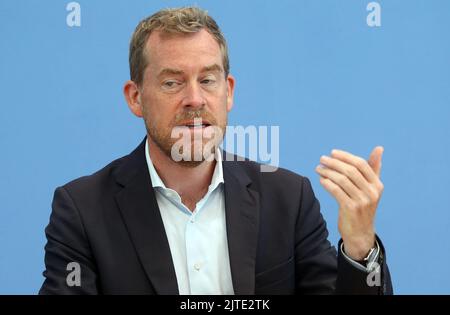 Berlin, Deutschland. 30. August 2022. Ulf Kämpfer, Stellvertretender Präsident des Deutschen Städtebundes, stellt im Rahmen einer Pressekonferenz im Haus der Bundespressekonferenz des Deutschen Städtebundes Studien zur Energieeinsparung und Versorgungssicherheit in Städten vor. Quelle: Wolfgang Kumm/dpa/Alamy Live News Stockfoto