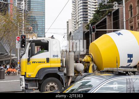 HYMIX Ready Mix Beton-LKW-Fahrzeug im Stadtzentrum von Sydney, das Beton für ein Bauprojekt in Sydney, NSW, Australien liefert Stockfoto