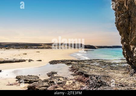 Sandstrand Playa del Pozo und vulkanische Felsen im Nationalpark Los Ajaches auf Lanzarote, Kanarische Inseln, Spanien Stockfoto