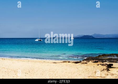 Segelboot und Sandstrand namens Playa del Pozo im Nationalpark Los Ajaches auf Lanzarote, Kanarische Inseln, Spanien Stockfoto