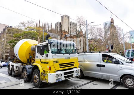 HYMIX Ready Mix Beton-LKW-Fahrzeug im Stadtzentrum von Sydney, das Beton für ein Bauprojekt in Sydney, NSW, Australien liefert Stockfoto