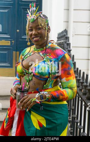 Londoners und Touristen genießen den letzten Tag des Notting Hill Carnival 2022. Die Teilnehmer kleiden sich in bunten Kostümen und feiern die diesjährige Veranstaltung. Stockfoto