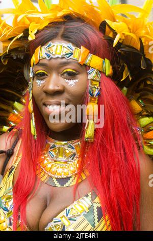 Londoners und Touristen genießen den letzten Tag des Notting Hill Carnival 2022. Die Teilnehmer kleiden sich in bunten Kostümen und feiern die diesjährige Veranstaltung. Stockfoto