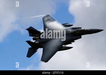 USAFE F-15E Strike Eagle übt Tiefflug im Mach Loop Gebiet in Wales Stockfoto