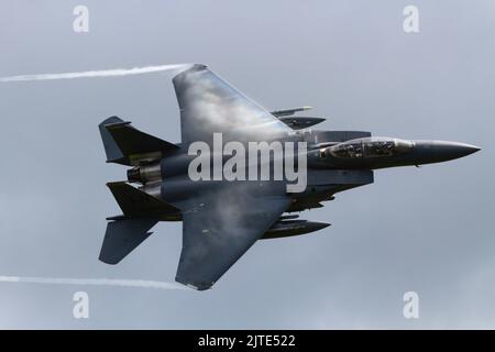 USAFE F-15E Strike Eagle übt Tiefflug im Mach Loop Gebiet in Wales Stockfoto