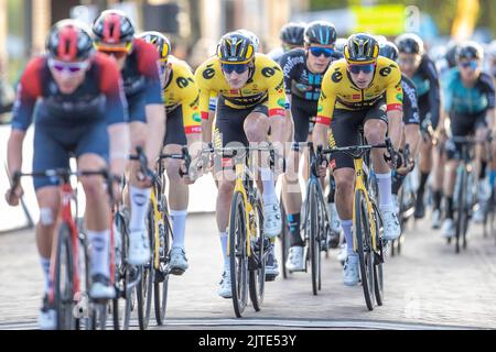 KAPELLE NIEDERLANDE - Juni 8: Lokale Brüder aus der Region Mick und Tim van Dijke aus den Niederlanden vom Team Jumbo-Visma während der Etappe 1, KAPELL Stockfoto