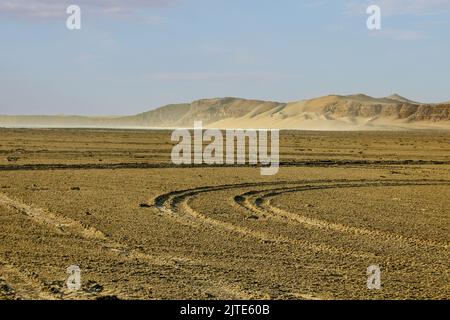 Spuren von Autoreifen in der Wüste. Abendliche Landschaften von Paracas Stockfoto
